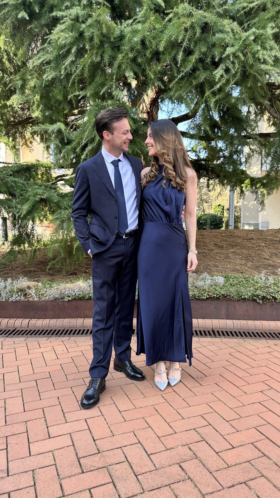 Alica im dunkelblauen Abendkleid und Nick im Anzug
