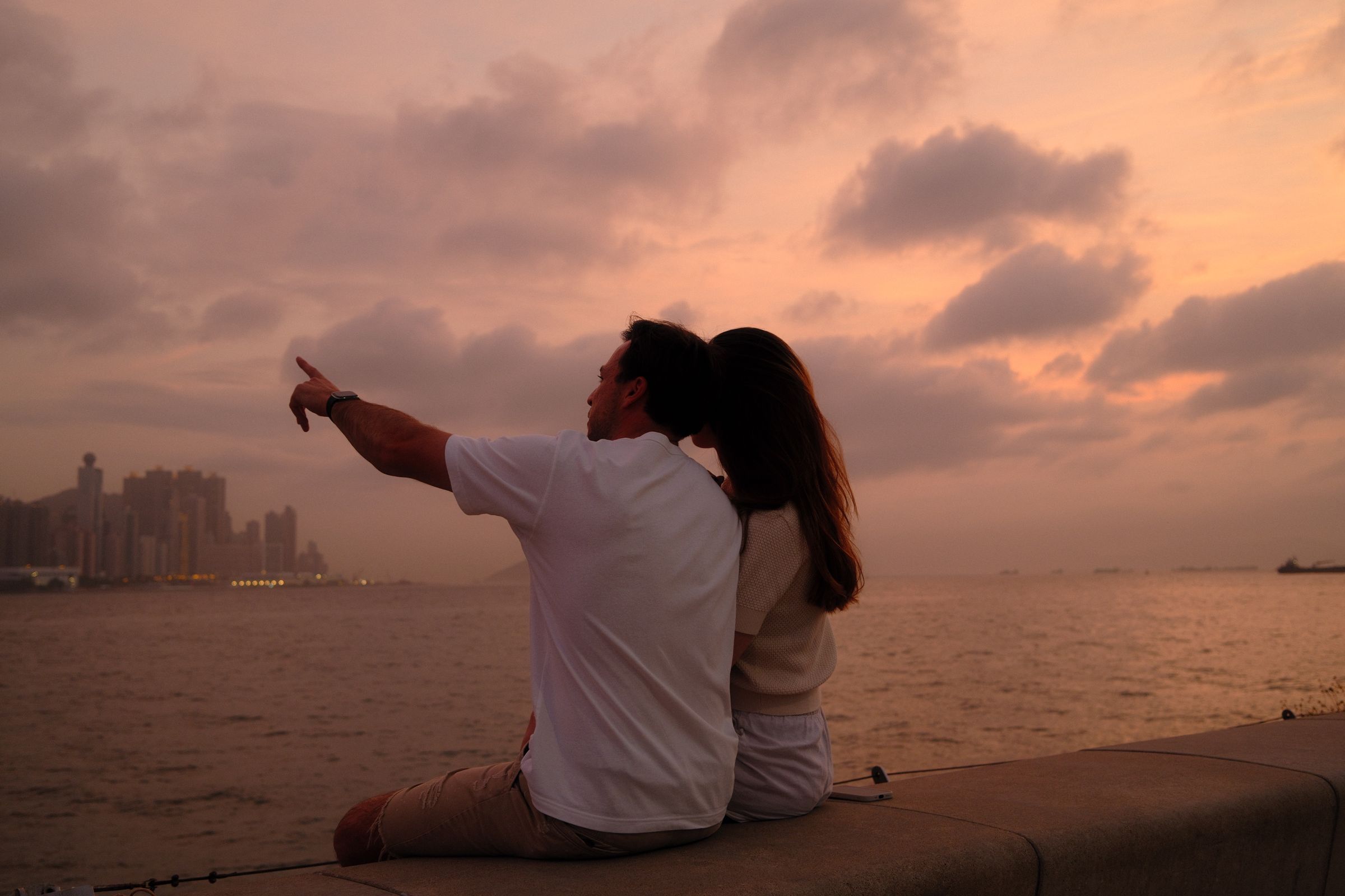 Alica und Nick am Meer bei Sonnenuntergang
